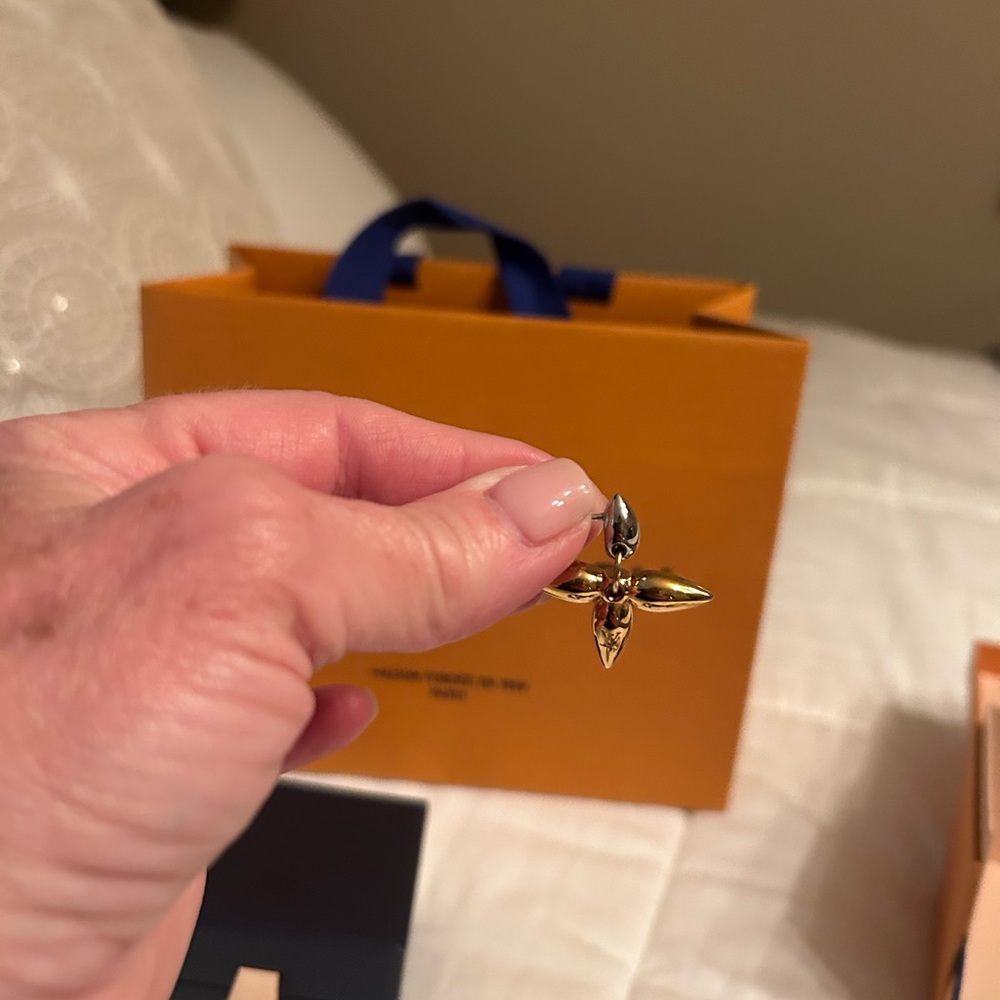 Louis Vuitton Gold and Silver Floral Earrings - Picture 4 of 8